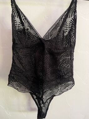 Black Lace V-Neck Bodysuit - kiki de Montparnasse